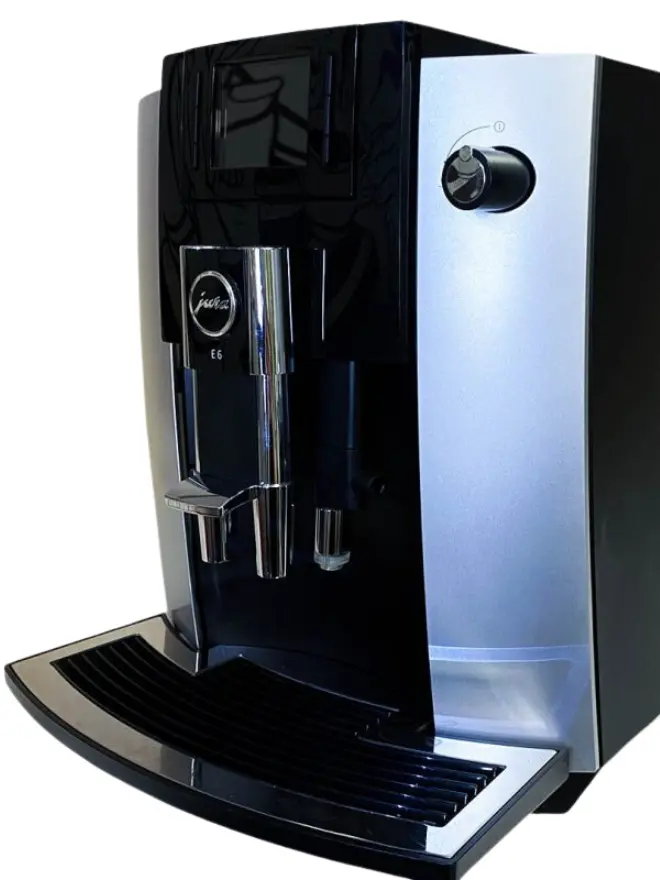 Atnaujintas automatinis kavos aparatas Jura E6 iš šono