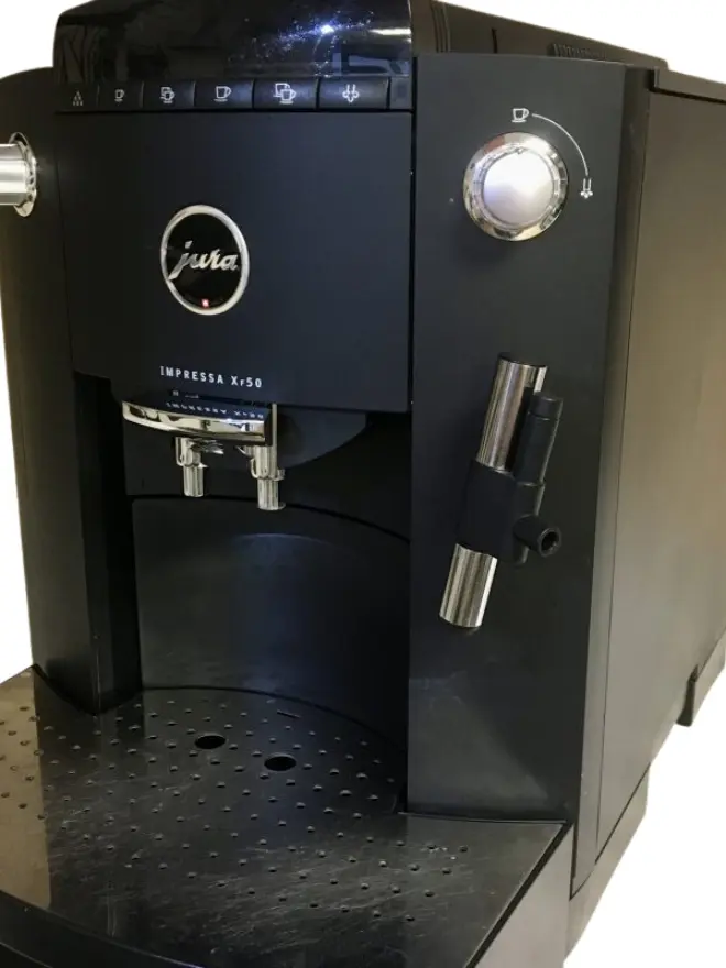 Automatinis kavos aparatas JURA XF50 iš arti