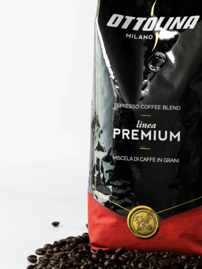 Ottolina Premium „Qualita ORO“ kavos pupelės 1kg rankose